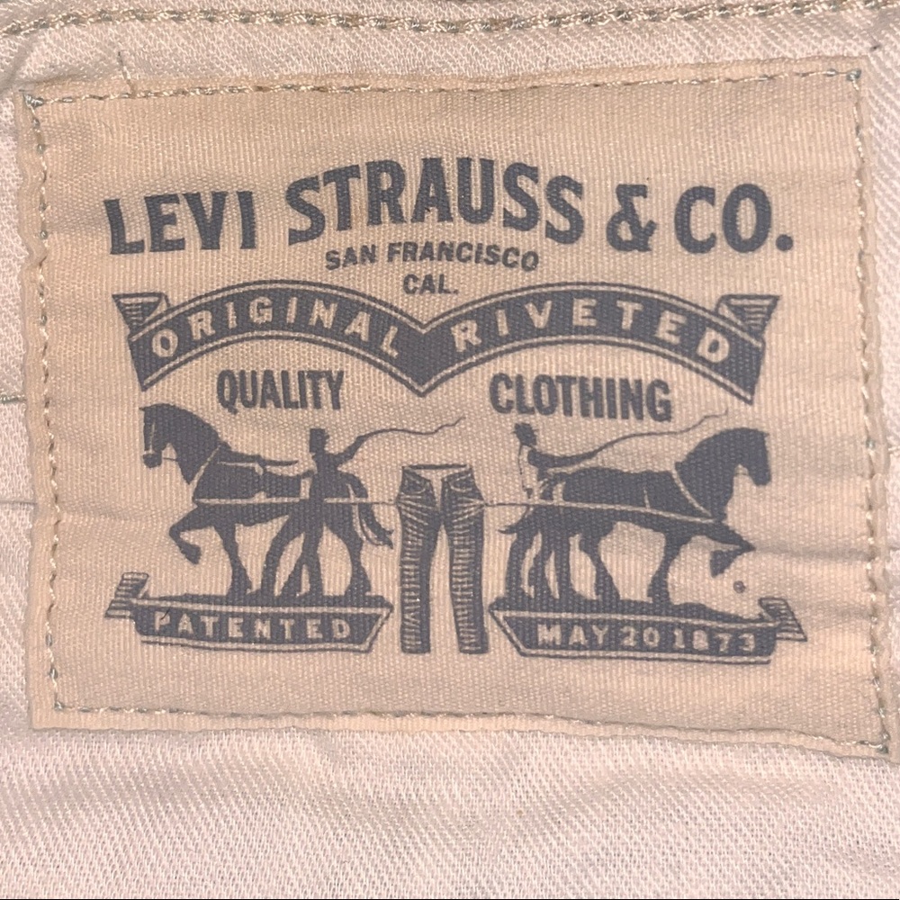 Off-white 30W Levi’s shorts. - Picture 2 of 3